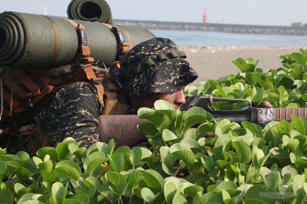 148期兩棲偵搜專長班進行岸際滲透任務。（圖／軍聞社）