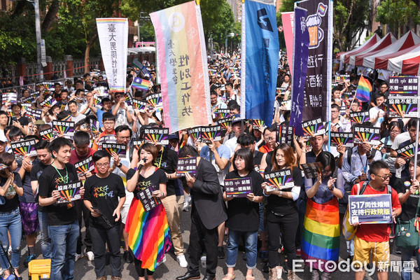 ▲婚姻平權大平台，同志支持者聚集青島東路聲援。（圖／記者林敬旻攝） 