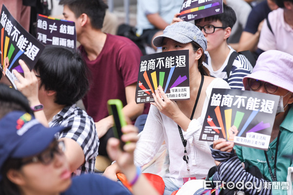 ▲婚姻平權大平台，同志支持者聚集青島東路聲援。（圖／記者林敬旻攝） 