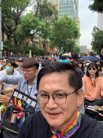 長期支持婚姻平權的童子賢，也起了個大早穿著黑色T恤帶著彩虹圍巾到場靜坐。（童子賢提供）