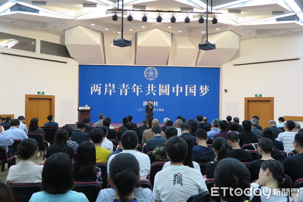 ▲▼國民黨前主席洪秀柱訪京，14日上午在北京師範大學以「兩岸青年共圓中國夢」為主題，對台下過百位學生發表演說。（圖／記者陳政錄攝）