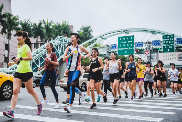 ▲NIKE女生運動節,籃球運動員包喜樂、空手道運動員文姿云、舞蹈老師謝馨慧、藝人安心亞與名模王麗雅等多位勇敢突破框架的新世代女性共襄盛舉。（圖／品牌提供）