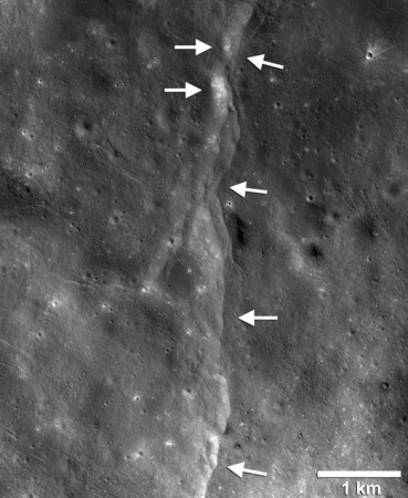 ▲▼ 根據美國國家航空暨太空總署「月球軌道探測器」捕捉到的影像分析顯示，月球逐漸縮水，表面出現皺褶並產生月震。（圖／翻攝自NASA官網）