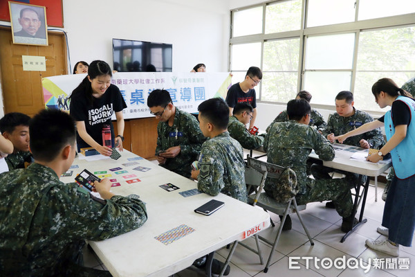 ▲嘉南藥理大學社會工作系赴營區倡導反毒，在充滿趣味的遊戲中同樂兼推廣反毒，活動迴響熱絡，宣導成效顯著。（圖／記者林悅翻攝，下同）