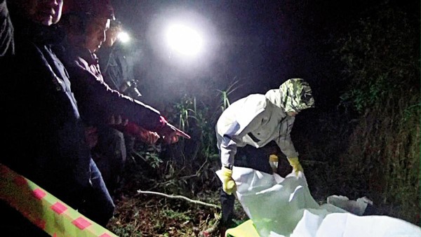 警方漏夜押解陳明峰到清境農場附近，尋找被他丟棄的屍體。（翻攝畫面）