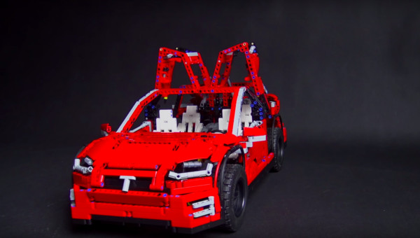 ▲▼RoboticLife打造超狂Model X 1:10樂高模型車。（圖／翻攝自Youtube／RoboticLife）