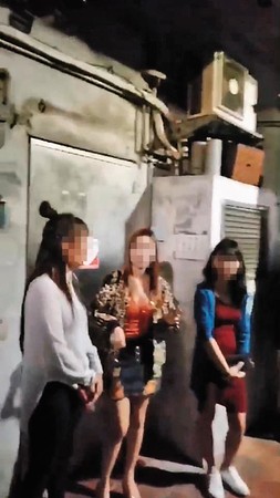 大批外籍女子在鑽石大樓中庭攬客，畫面在網路瘋傳，警方也展開取締。（翻攝網路）