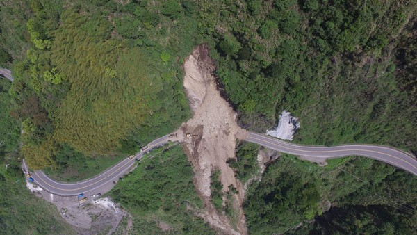 ▲▼阿里山公路78公里處坍方，大片土方空拍圖下清楚可見掩沒整條公路，搶修進度大受影響。（圖／記者翁伊森翻攝，下同）