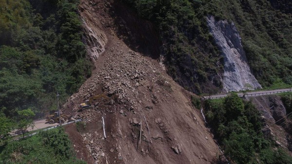 ▲▼阿里山公路78公里處坍方，大片土方空拍圖下清楚可見掩沒整條公路，搶修進度大受影響。（圖／記者翁伊森翻攝，下同）