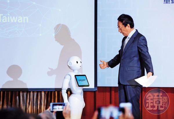 4月30日郭台銘在馬英九基金會主辦的經濟圓桌論壇上，與智慧機器人pepper同台。