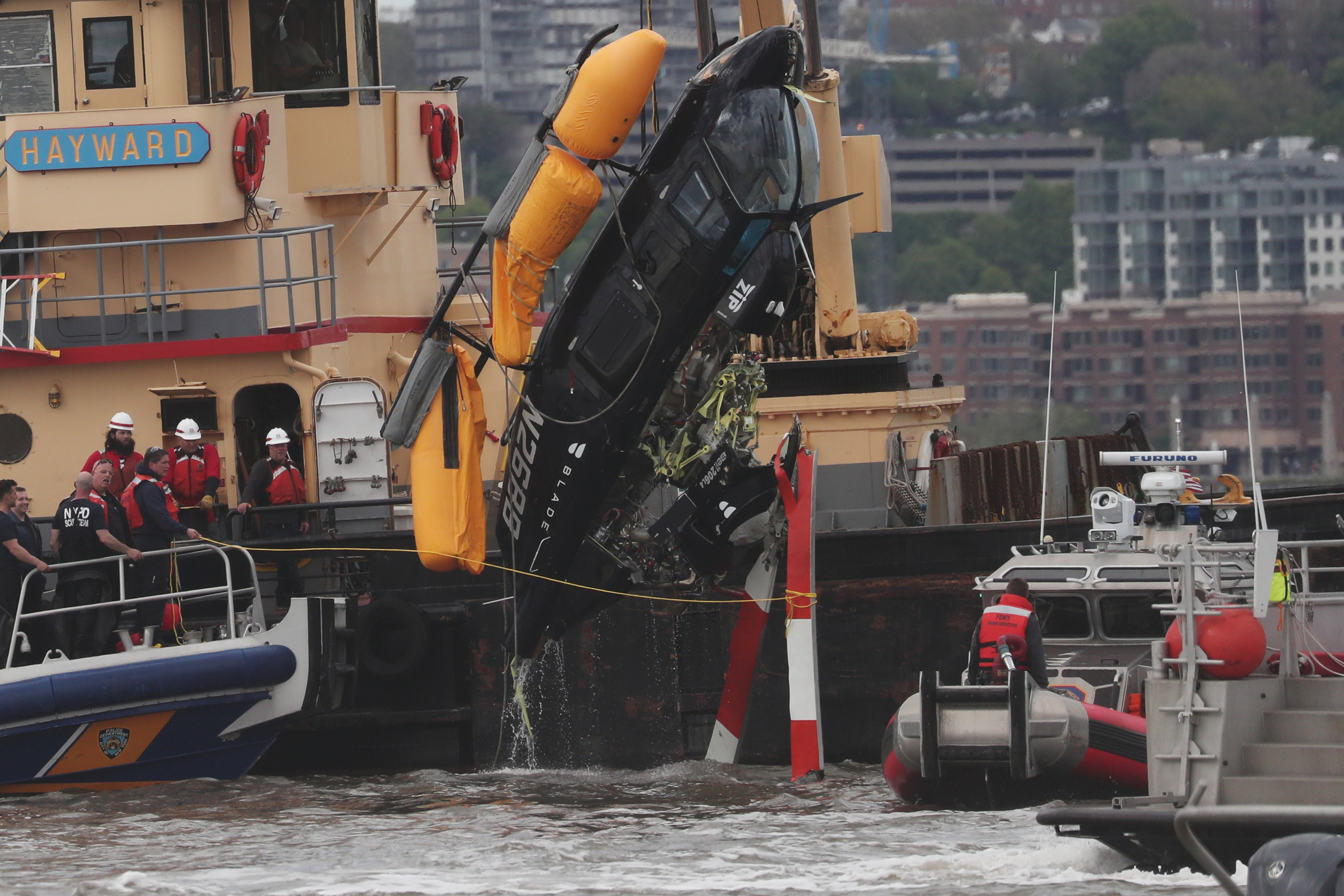 ▲美國紐約市一架貝爾206型（Bell 206）小型直升機墜入於哈德遜河（Hudson River）。（圖／路透社）