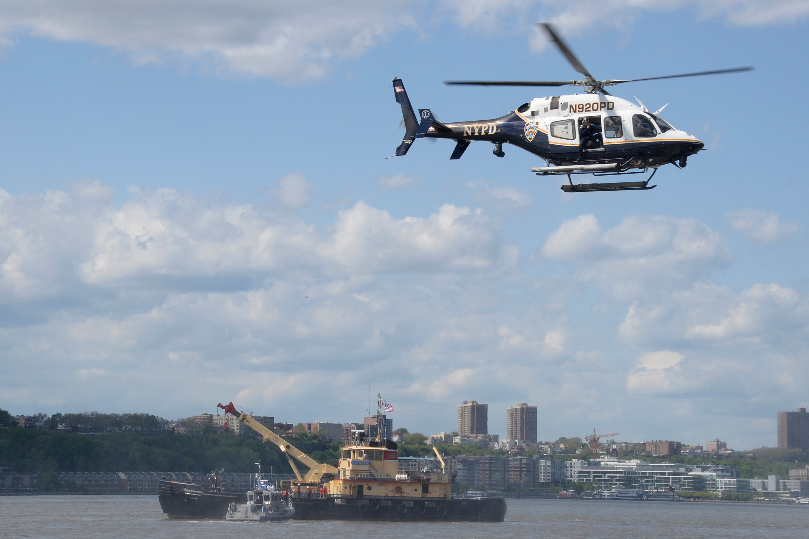 ▲美國紐約市一架貝爾206型（Bell 206）小型直升機墜入於哈德遜河（Hudson River）。（圖／路透社）