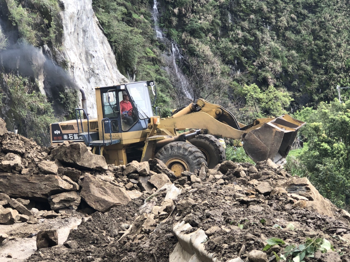 ▲▼ 阿里山公路因土石坍方，工程單位急搶通。（圖／記者翁伊森翻攝，下同）