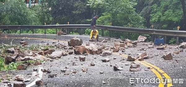 ▲仁愛鄉台14線人止關路段16日晚上6時許，發生岩石崩落。