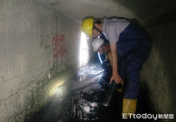 ▲高雄市政府水利局提前進地下水道行清淤作業             。（圖／高雄市政府提供）