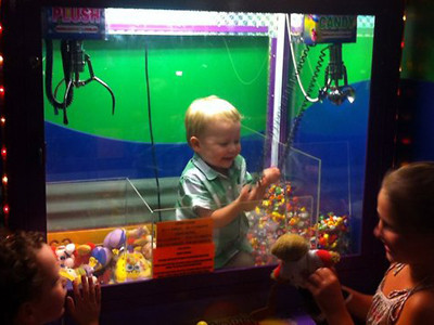 澳男童爬进娃娃机 吃糖兼送玩具当孩子王