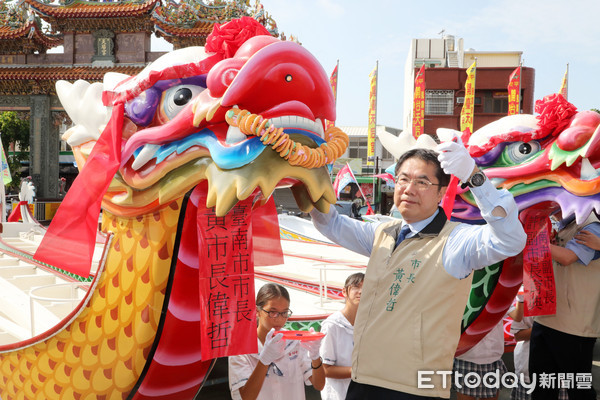 ▲台南市長黃偉哲擔任主祭官，於安平開台天后宮舉行點睛儀式，與陪祭官逐一為龍舟點睛。（圖／記者林悅翻攝，下同）