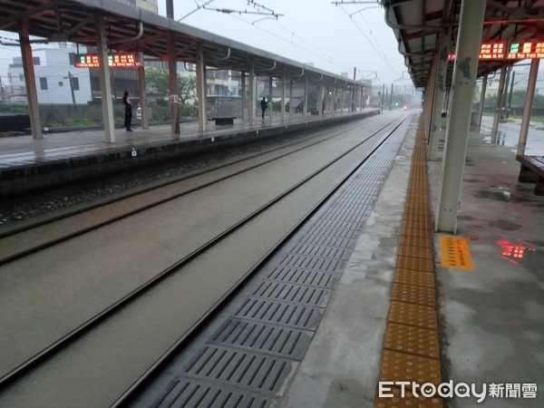 ▲▼豪雨襲新竹，台鐵香山站淹水。（圖／台鐵提供）