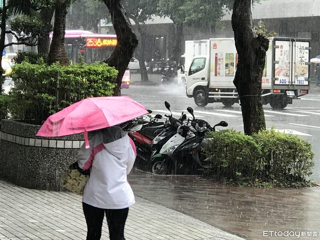 ▲▼大雨,豪雨,暴雨,下雨,雨天,梅雨,撐傘。（圖／記者賴文萱攝）