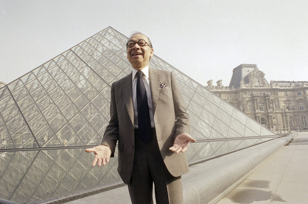 ▲1989年3月29日，法國總統密特朗為羅浮宮「大金字塔」正式揭幕前，建築大師貝聿銘在拿破崙廣場跟他的心血代表作合影。(圖／達志影像／美聯社)
