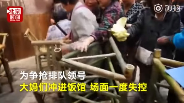 ▲▼ 西安上百名大媽排隊2小時為了一根芹菜。（圖／翻攝自北京時間）
