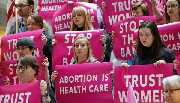 ▲▼美國猶他州民眾聚集反對墮胎禁令。（圖／達志影像／美聯社）