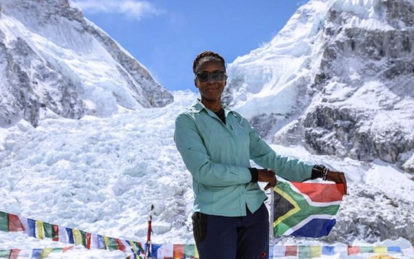 ▲庫瑪洛是史上第一位登上珠峰的非洲黑人女性          。(圖／翻攝自推特@Saray Khumalo)