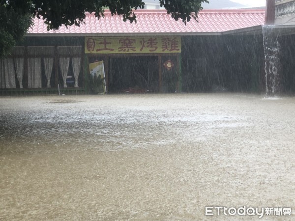 ▲觀音知名大廠墊高廠地，疑滯洪功能受阻3鄰戶淹大水。（圖／楊熾興攝）