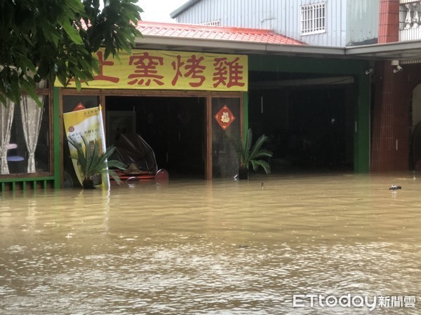 ▲觀音知名大廠墊高廠地，疑滯洪功能受阻3鄰戶淹大水。（圖／楊熾興攝）