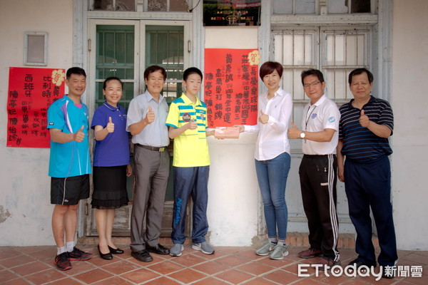 ▲台南市議員陳怡珍代表桌球協會，到長中張貼紅榜慶賀，給選手們莫大的鼓勵。（圖／記者林悅翻攝）