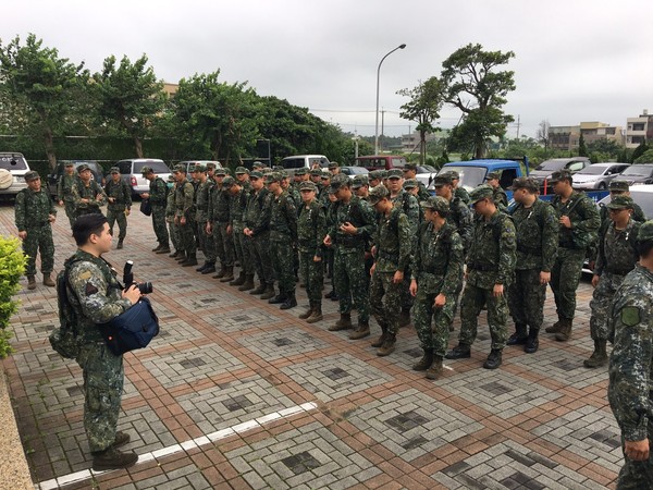 ▲百餘名國軍、清潔隊人員出動　投入新豐鄉救災與清理。（圖／記者陳凱力翻攝）