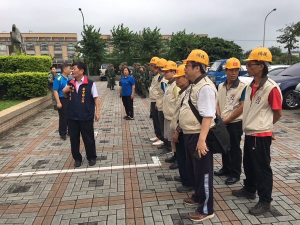 ▲百餘名國軍、清潔隊人員出動　投入新豐鄉救災與清理。（圖／記者陳凱力翻攝）