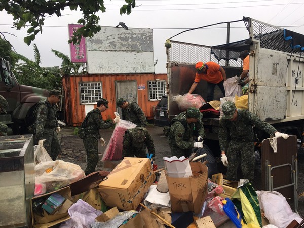 ▲百餘名國軍、清潔隊人員出動　投入新豐鄉救災與清理。（圖／記者陳凱力翻攝）