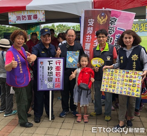 ▲「2019年台南市歸仁區黃綠紅健康100分健走」，台南市歸仁分局特設攤進預防犯罪。（圖／記者林悅翻攝，下同）