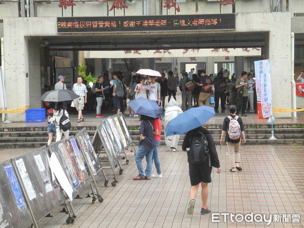 ▲▼國中會考下雨。（圖／記者許展溢攝）