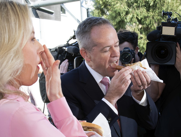▲▼澳洲工黨領袖薛頓（Bill Shorten）與妻子在大選日享用香腸。（圖／達志影像／美聯社）