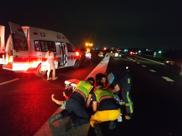▲國道彰化戰備跑道17日深夜發生3車追撞，造成1死3傷。（圖／民眾提供）