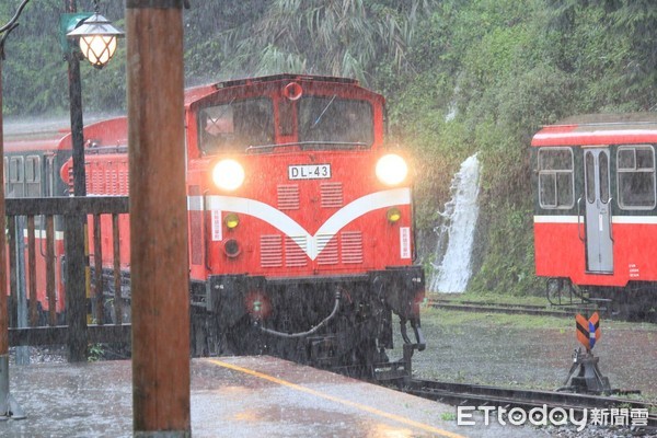 ▲▼ 阿里山森林鐵路因雨勢過大停駛 。（圖／記者翁伊森翻攝，下同）
