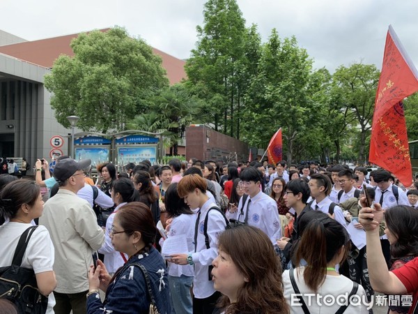 ▲蘇州燕園港澳台僑聯考培訓學校學生前往上海考試。（圖／記者魏有德攝）