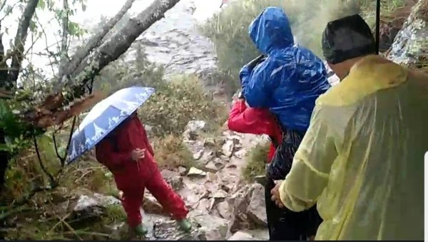 ▲▼女登山客攻頂玉山遭雷擊，救難人員採人工背負方式協助將其送下山後送醫院。（圖／記者翁伊森翻攝，下同）