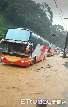 ▲台21線發生土石流，多輛遊覽車、自小客車受困，現已道路封閉。