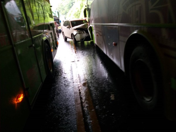 ▲▼ 阿里山公路上明隧道發生公車、客運及民眾自小客追撞車禍。（圖／記者翁伊森翻攝，下同）