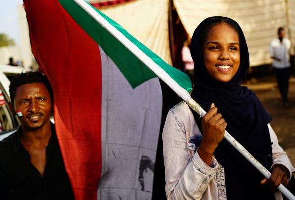 ▲▼蘇丹出現示威浪潮，許多女性都上街抗議。（圖／路透）