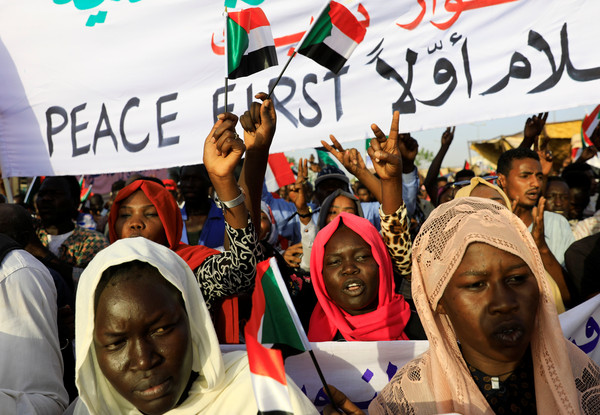 ▲▼蘇丹出現示威浪潮，許多女性上街抗議。（圖／路透） 