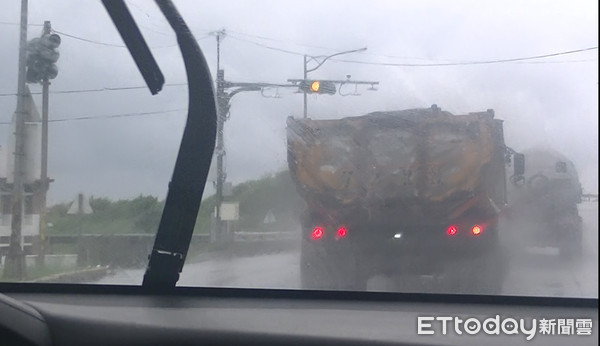 ▲ 台二線砂石車猛逼迫前車讓道 瑞芳警現逮最高罰2萬4000。（圖／記者郭世賢翻攝）