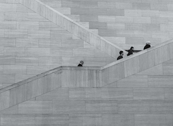 ▲A black-and-white shot of people climbing up a tall concrete staircase。（圖／Kyaw Tun on Unsplash）