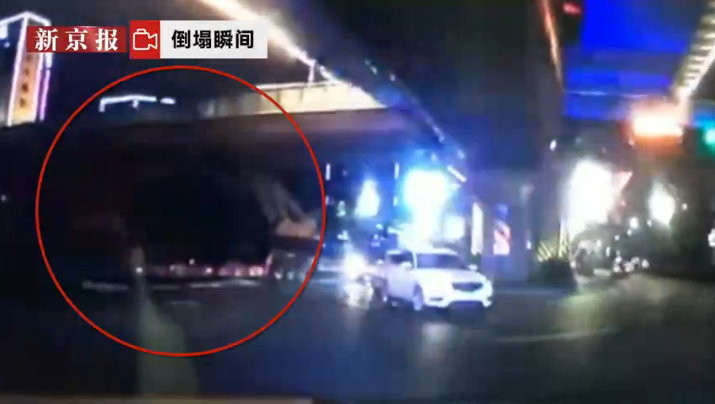影片曝光！大貨車「超高載物」撞杭州天橋倒了　目擊者：好可怕。（圖／翻攝《新京報》）