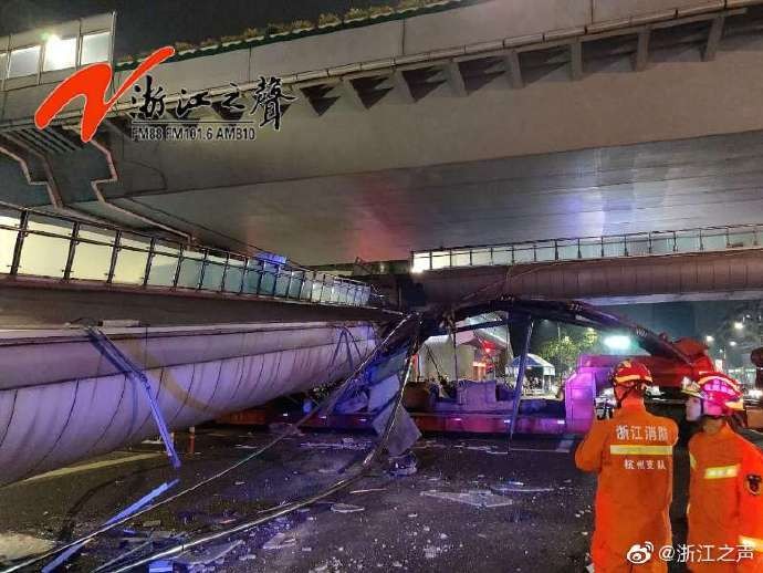 影片曝光！大貨車「超高載物」撞杭州天橋倒了　目擊者：好可怕。（圖／翻攝《浙江之聲》） 