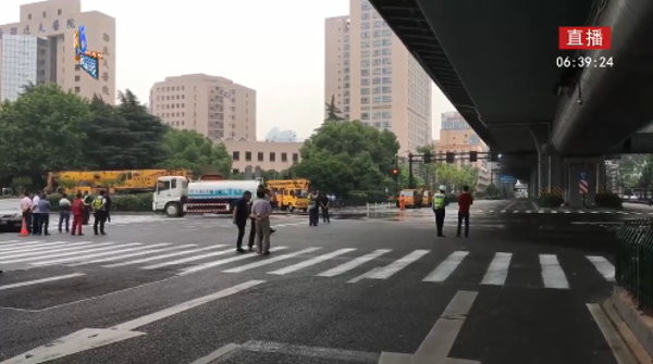 影片曝光！大貨車「超高載物」撞杭州天橋倒了　目擊者：好可怕。（圖／翻攝《浙江電視台1818黃金眼》）