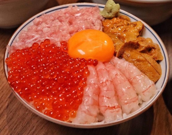 ▲魚君海鮮丼微風松高店推三人行一人免費。(圖／取自魚君 さかなくん 鮮魚專門居酒屋臉書)